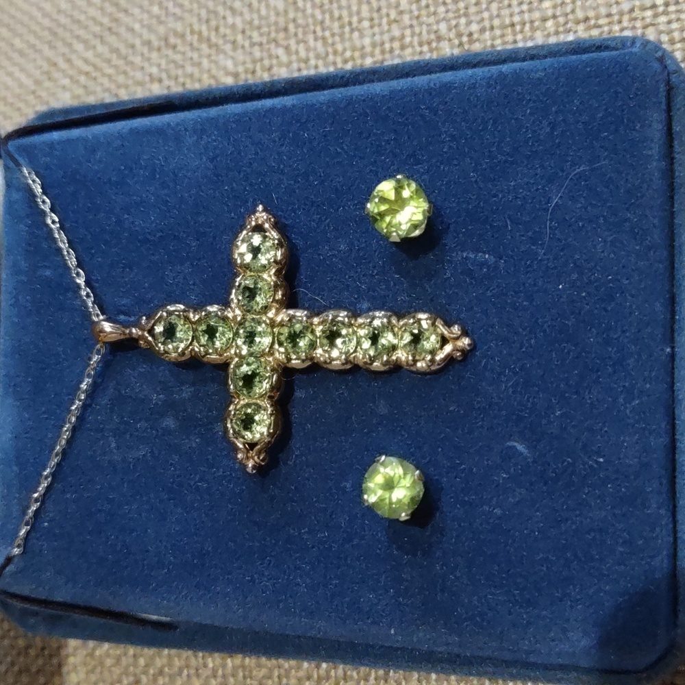 Peridot Cross pendant And necklace with peridot stud earrings 10kt 14kt - Picture 2 of 4